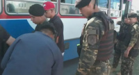 Operativo sorpresa en La Matanza: Gendarmería baja a los pasajeros de los colectivos para cachearlos