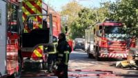 Una grúa consumida por el fuego en Rawson