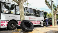 Un colectivo de la Red Tulum perdió una rueda en pleno viaje