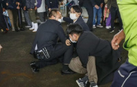 El primer ministro de Japón fue evacuado de emergencia tras una fuerte explosión durante un discurso