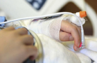 Un nene de tres años metió un tornillo en un enchufe y terminó en el hospital