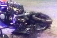 Fuerte choque entre un auto y una moto en Rivadavia