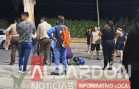 Un auto impactó con una moto en Albardón: Hay dos personas heridas