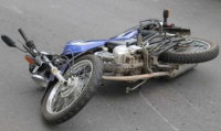 Una motociclista quedó con fractura expuesta tras impactar con un auto