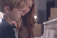 Milan y Sasha debutan como cantantes y pianistas junto a Shakira en su emotiva canción Acróstico