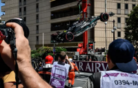 La imagen del día: el choque de Lewis Hamilton y cómo una grúa rescató su vehículo