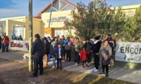 Un grupo de padres tomó una escuela de 25 de Mayo: reclaman que sus hijos tienen clases en los pasillos
