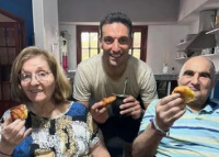 Scaloni volvió a Pujato, tomó mate con facturas con sus padres, se sacó una foto y es viral