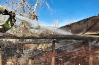 Un ganillero se incendió y lograron apagar el fuego antes de que alcance a una vivienda