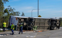Al menos diez muertos al volcar un autobús en Australia