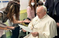 El Vaticano difundió las primeras fotos del Papa Francisco tras la cirugía