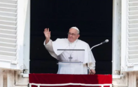 Tras la operación, Francisco reapareció ante miles de fieles en el Vaticano