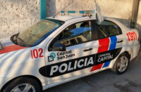 Alertó que tres ladrones dejaron estacionado el auto en la puerta de su casa: ingresaron a robarle