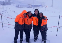 Martes con nieve y coreografía para los trabajadores en Veladero