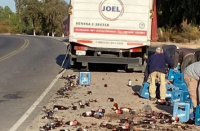 Dos camiones chocaron en Ruta 40 y uno perdió parte de su carga 