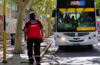 Zona céntrica: colisión entre un auto y un colectivo en un concurrido cruce de tráfico