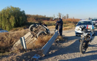 Perdió el control de su vehículo, impactó desde atrás a un utilitario y terminó cayendo en una zanja