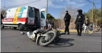 Fuerte choque entre un auto y una moto en Chimbas: un hombre terminó fracturado