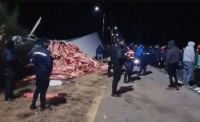 Volcó un camión que transportaba carne en San Luis y la gente lo saqueó