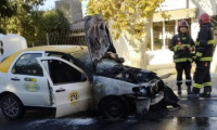Tremendo: un taxi explotó en pleno viaje en Capital