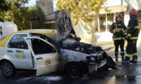 Tremendo: un taxi explotó en pleno viaje en Capital