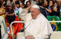 El Papa realizó una rápida visita a Fátima ante 200.000 fieles