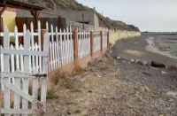 Chubut: la marea rompió parte de la rambla y temen que el mar llegue a las casas