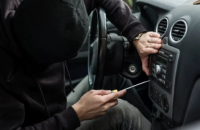 Un hombre dejó su auto estacionado sin seguro y cuando volvió se encontró sin el estéreo 