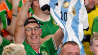 Hinchas de Irlanda usaron la camiseta de Messi para cargar a Francia
