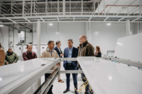 El gobernador visitó la Fábrica de Paneles Solares en Pocito