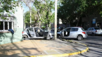 Fuerte accidente en el centro de San Juan: Dos vehículos chocaron y uno de los rodados quedó sobre la vereda