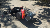 La rueda de su moto sufrió un pinchazo y resultó en una grave caída