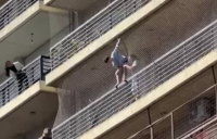 Video: el dramático rescate de un niño que quedó colgado de un octavo piso 