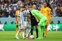 El arquero de Países Bajos contó detalles de su charla con Messi antes del penal en el Mundial