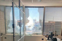 Violento ataque a una sede del Ministerio Público Fiscal porteño donde se investiga la reventa de entradas en la cancha de Boca