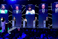 Lo que no se vio del debate presidencial: la discusión con micrófonos apagados y la foto que no fue