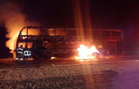 Un colectivo con 62 pasajeros que transitaba por Caucete se incendió por completo