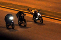 Detuvieron a cinco jóvenes por correr picadas en sus motos en pleno Conector Sur 