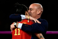 La FIFA resolvió inhabilitar a Luis Rubiales tras besar sin consentimiento a Jennifer Hermoso