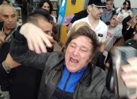 Milei estuvo a los empujones contra periodistas en Rosario