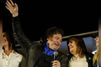 Frente a un poco más de 10 mil personas, Javier Milei cerró campaña este jueves