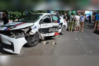 Fuerte siniestro vial entre un patrullero y dos autos: un agente se encuentra grave