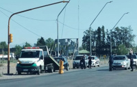 Pudo ser una tragedia: un semáforo se cayó sobre el capot de un auto en plena Ruta 40