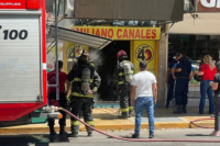 Preocupación en pleno centro: una radio frente a la Plaza 25 de Mayo se incendió 