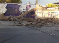 Las fuertes ráfagas de viento derribaron un árbol que arrasó con parte de un kiosco y el tendido eléctrico