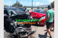 Dos vehículos protagonizaron un fuerte choque en Albardón