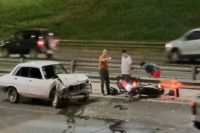 Siniestro vial: tres autos y una moto protagonizaron un fuerte accidente de transito 