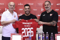 Carlos Tevez renovó su contrato como tecnico de Independiente