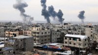 Continúan los bombardeos israelíes en Gaza mientras se espera la ayuda humanitaria