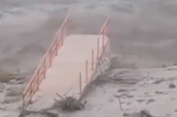 El fuerte temporal provocó un alud que derribó un puente peatonal en Catamarca